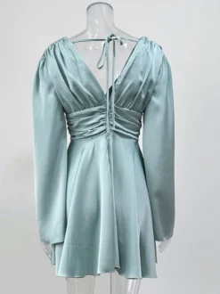 Robe patineuse en satin à col en V profond et manches longues en cloche plissée mini robe trapèze sexy pour femmes 2026