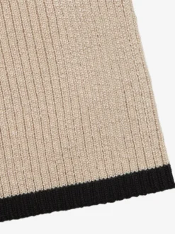 Robe pull courte moulante en maille côtelée à col montant et manches longues évasées ornée de détails contrastés