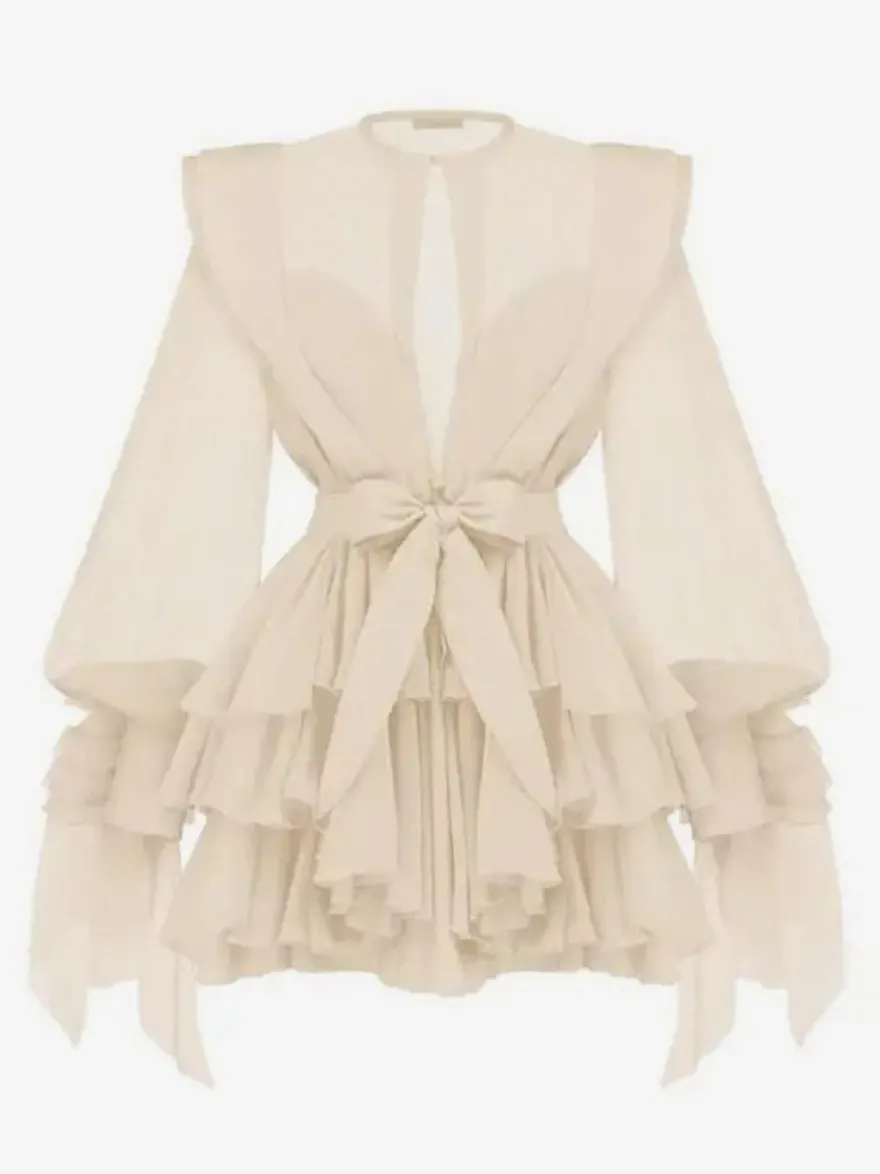 Robe rose cintrée et élégante à volants superposés parfaite pour l'été