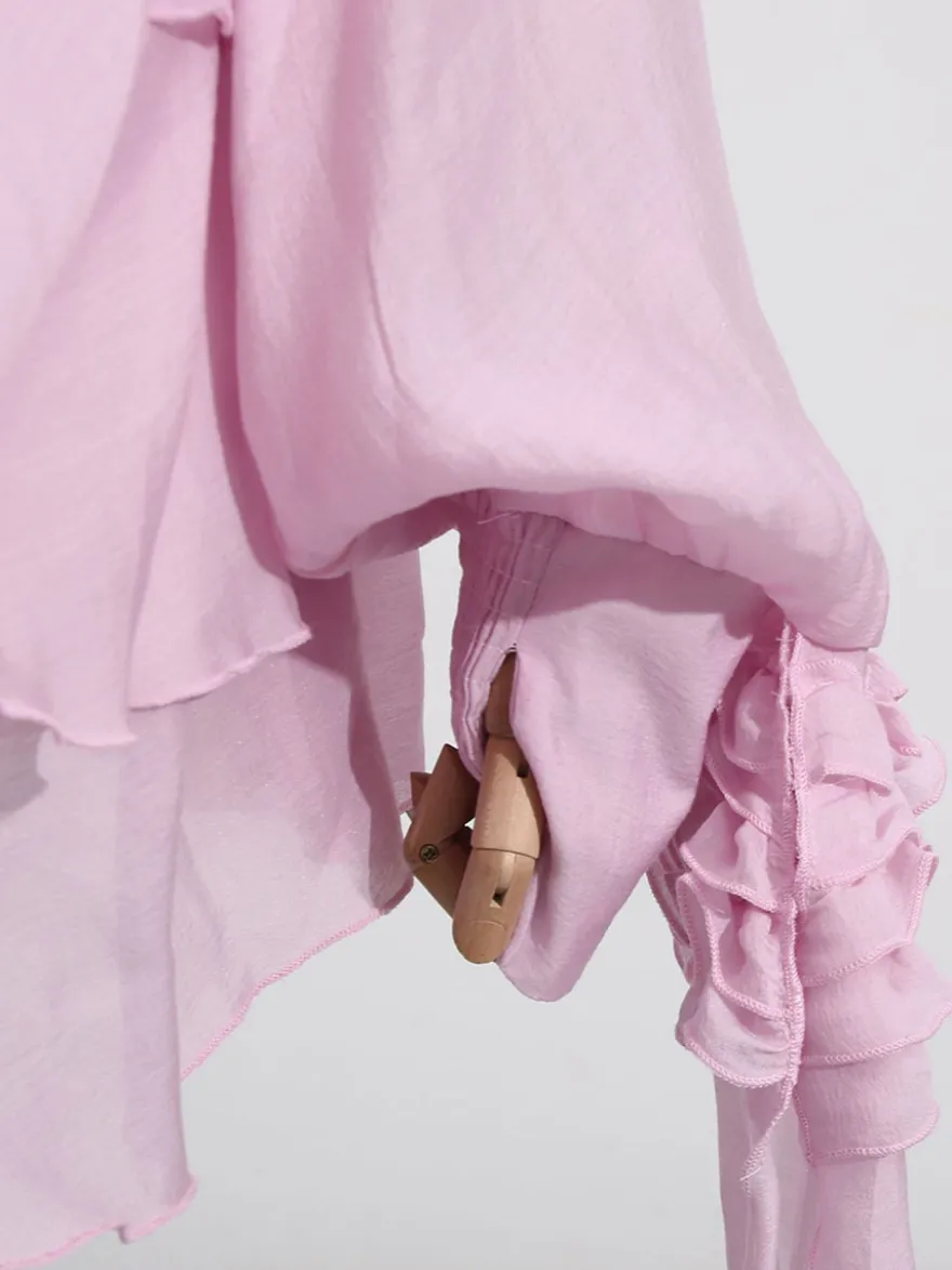 Robe rose cintrée et élégante à volants superposés parfaite pour l'été