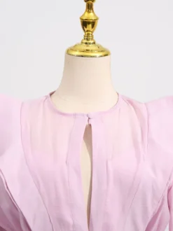 Robe rose cintrée et élégante à volants superposés parfaite pour l'été