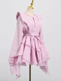 Robe rose cintrée et élégante à volants superposés parfaite pour l'été