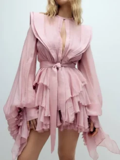 Robe rose cintrée et élégante à volants superposés parfaite pour l'été