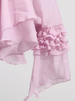 Robe rose cintrée et élégante à volants superposés parfaite pour l'été