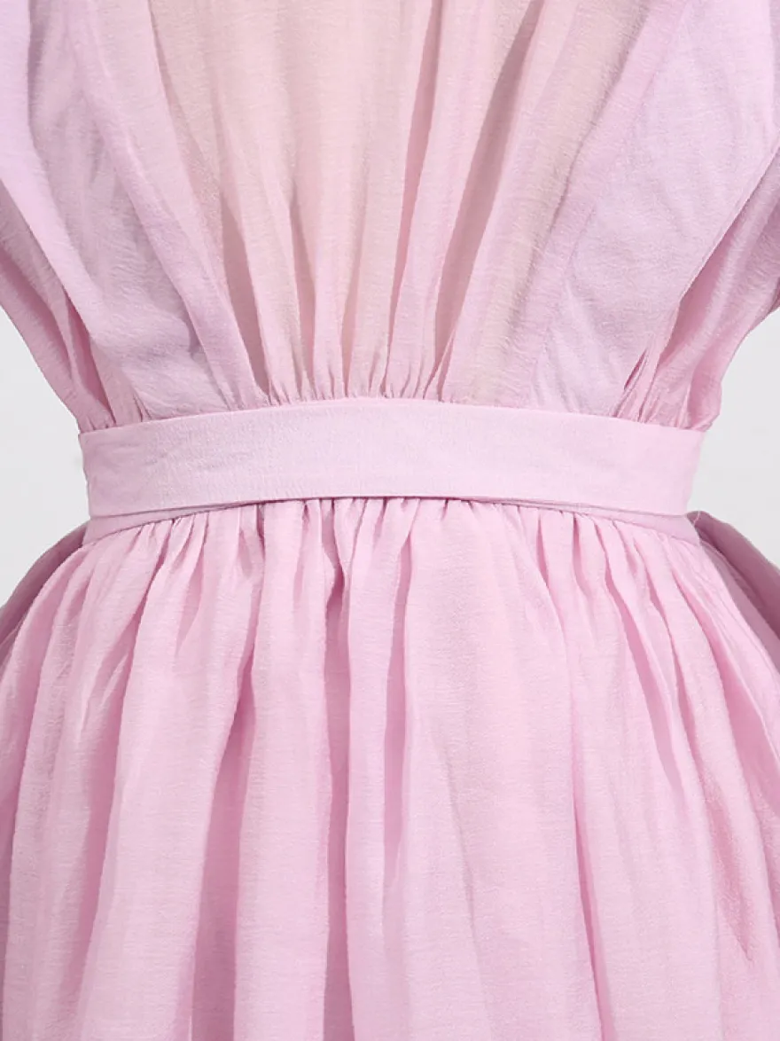 Robe rose cintrée et élégante à volants superposés parfaite pour l'été