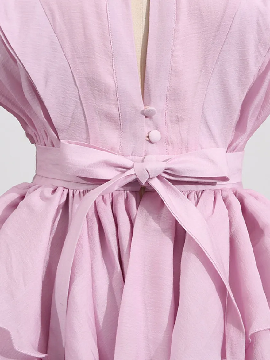 Robe rose cintrée et élégante à volants superposés parfaite pour l'été
