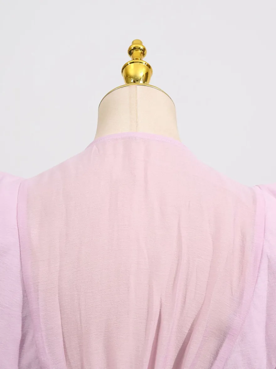 Robe rose cintrée et élégante à volants superposés parfaite pour l'été