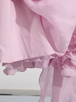 Robe rose cintrée et élégante à volants superposés parfaite pour l'été