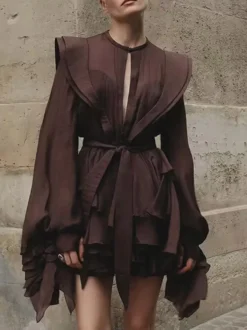 Robe rose cintrée et élégante à volants superposés parfaite pour l'été