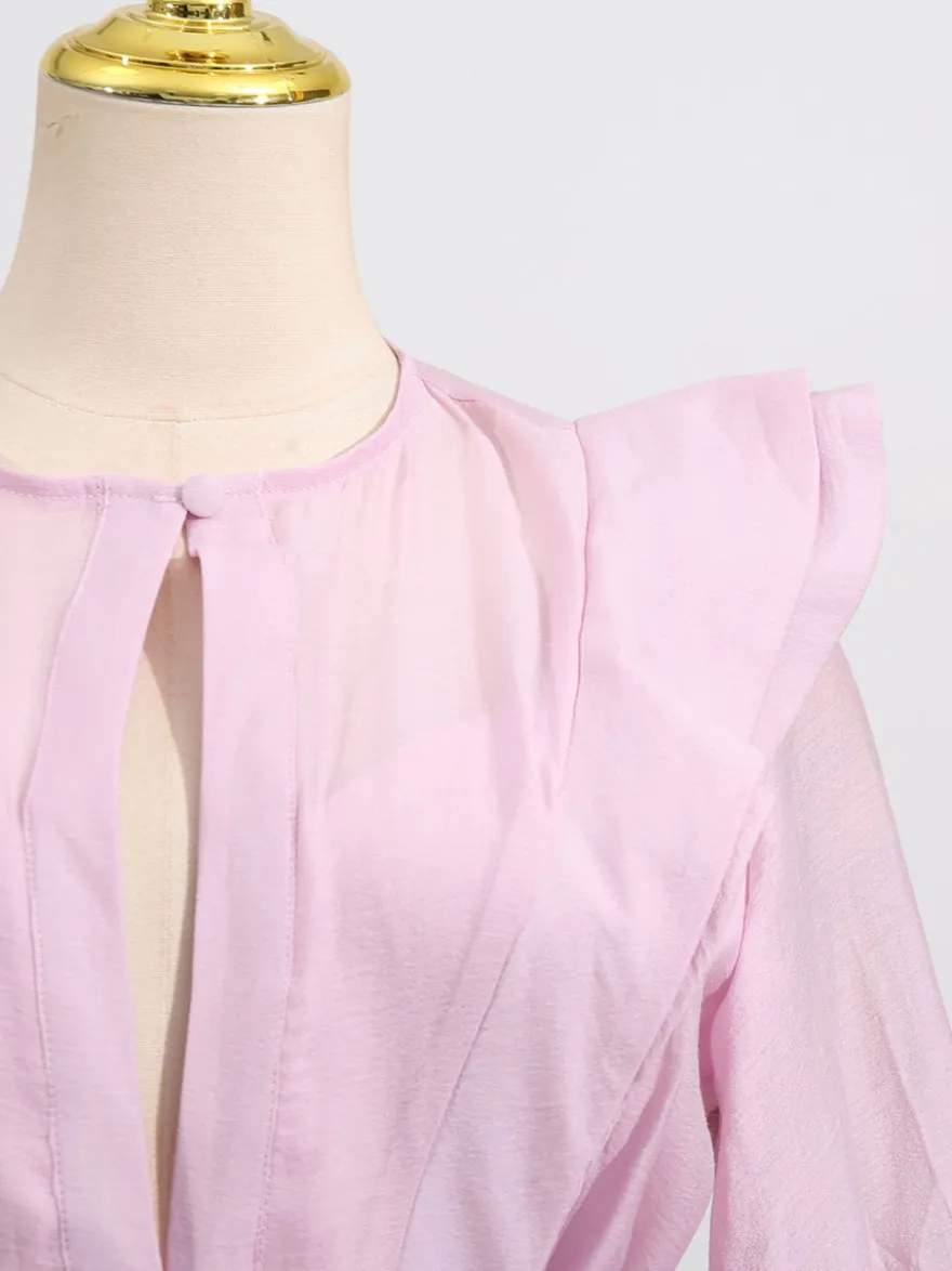 Robe rose cintrée et élégante à volants superposés parfaite pour l'été