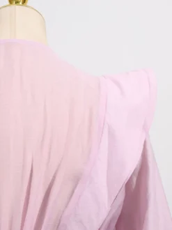 Robe rose cintrée et élégante à volants superposés parfaite pour l'été