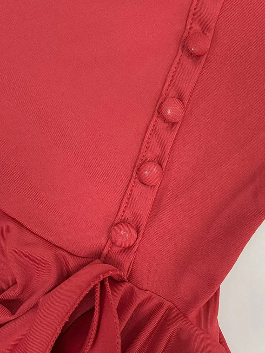 Robe rouge chic mini dos nu plissée à lacets sans manches et col en V pour une soirée en amoureux