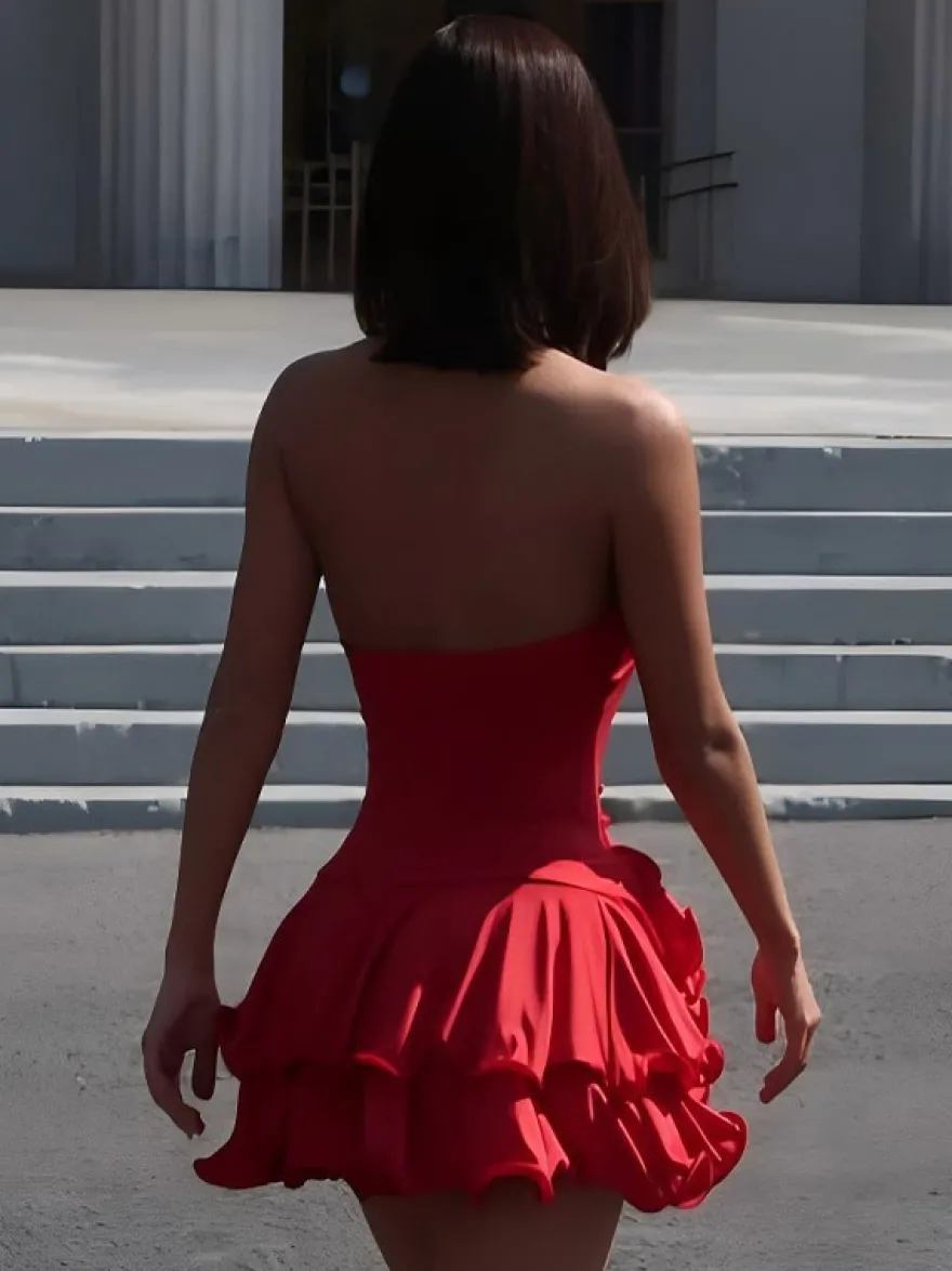 Robe rouge chic mini dos nu plissée à lacets sans manches et col en V pour une soirée en amoureux