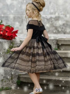 Robes de demoiselle d'honneur en polyester noir manches courtes col bijou robes de demoiselle d'honneur