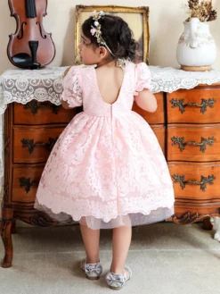 Robes de fille de fleur blanche Robes d'occasion spéciale Dentelle blanche Manches courtes Col carré Robes de fille de fleur