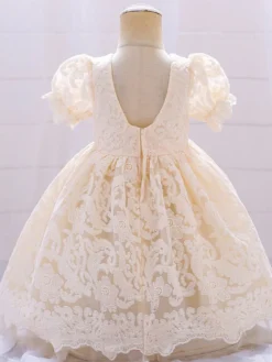 Robes de fille de fleur blanche Robes d'occasion spéciale Dentelle blanche Manches courtes Col carré Robes de fille de fleur