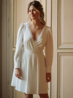 Robes de mariée à col en V manches longues coupe trapèze longueur genou