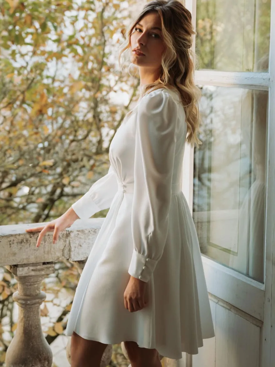 Robes de mariée à col en V manches longues coupe trapèze longueur genou