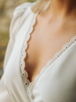 Robes de mariée à col en V manches longues coupe trapèze longueur genou