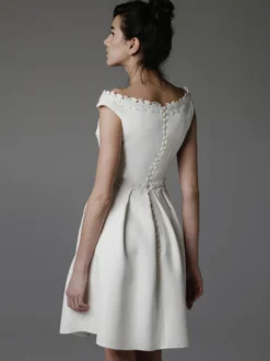 Robes de mariée courtes col bateau court sans manches a-ligne taille naturelle robes de mariée en tissu satiné