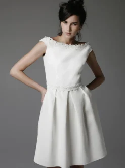 Robes de mariée courtes col bateau court sans manches a-ligne taille naturelle robes de mariée en tissu satiné