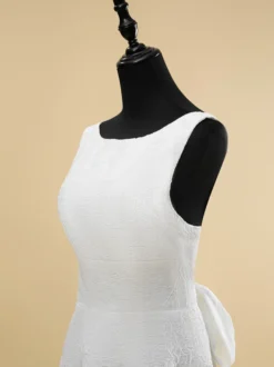 Robes de mariée courtes col bijou sans manches coupe trapèze taille naturelle en polyester