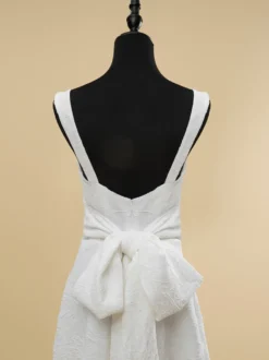 Robes de mariée courtes col bijou sans manches coupe trapèze taille naturelle en polyester