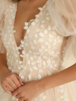 Robes de mariée courtes col en V manches courtes coupe trapèze en tulle