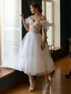 Robes de mariée courtes décolleté en cœur manches courtes coupe trapèze longueur thé