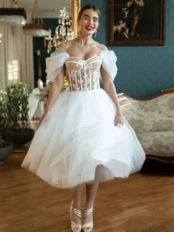 Robes de mariée courtes décolleté en cœur manches courtes coupe trapèze longueur thé