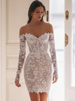Robes de mariée courtes décolleté en cœur manches 3/4 coupe fourreau.