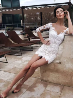 Robes de mariée courtes décolleté illusion manches 3/4 fourreau