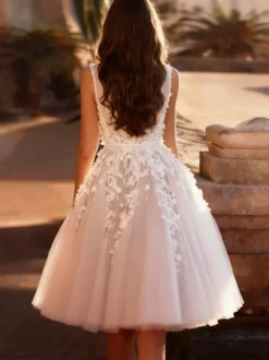 Robes de mariée courtes en tulle longueur genou col en V sans manches coupe trapèze taille naturelle