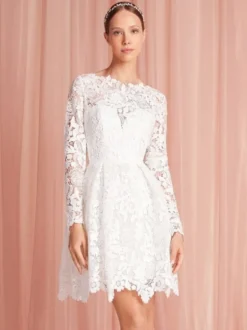Robes de mariée courtes longueur genou col bijou manches longues coupe trapèze taille naturelle dentelle robe de mariée courte