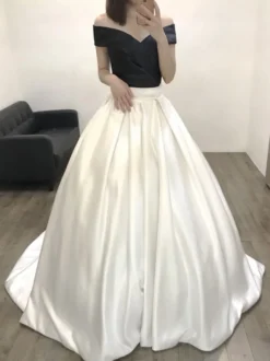 Robes de mariée gothiques noires Satin Une ligne sur l'épaule Robe de mariée à manches courtes avec train Personnalisation gratuite