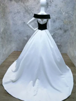 Robes de mariée gothiques noires Satin Une ligne sur l'épaule Robe de mariée à manches courtes avec train Personnalisation gratuite