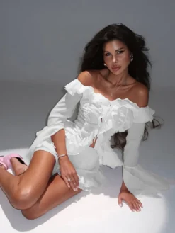 Robes de vacances roses chics mini dos nu à volants manches longues et épaules dénudées