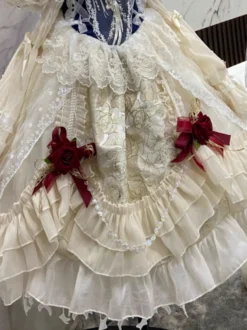 Robes gothiques Lolita à volants en dentelle et blocs de couleurs écru et blanc écru et blanc