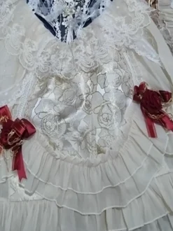 Robes gothiques Lolita à volants en dentelle et blocs de couleurs écru et blanc écru et blanc