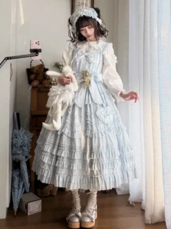 Robe Sweet Lolita avec ceinture en dentelle et volants longueur thé.