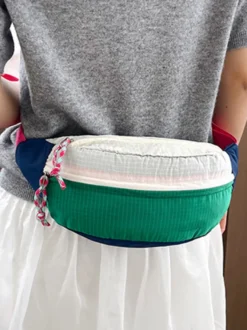Sac banane léger en nylon color block bandoulière réglable idéal pour les voyages en extérieur.