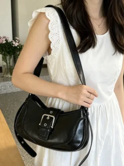 Sac bandoulière vintage en similicuir souple avec boucle en métal et forme de croissant
