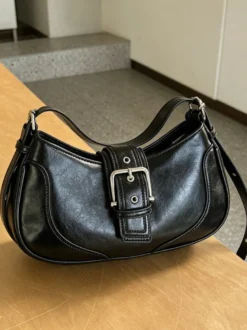 Sac bandoulière vintage en similicuir souple avec boucle en métal et forme de croissant