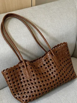 Sac cabas bohème d'été en paille tressée ajourée grand modèle porté épaule