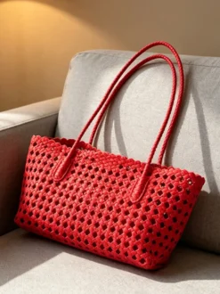 Sac cabas bohème d'été en paille tressée ajourée grand modèle porté épaule