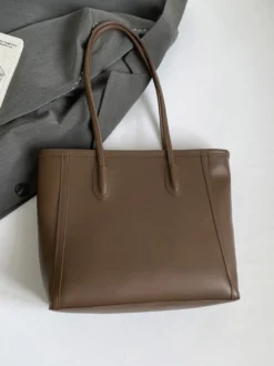 Sac cabas minimaliste en cuir à blocs de couleur grande capacité idéal pour les trajets quotidiens. Sac à bandoulière.