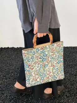 Sac cabas vintage à imprimé floral et anses en bambou grande capacité en toile porté épaule.