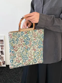 Sac cabas vintage à imprimé floral et anses en bambou grande capacité en toile porté épaule.