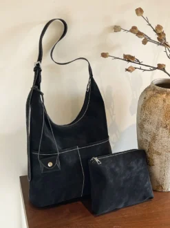 Sac hobo vintage en daim avec surpiqûres contrastées bandoulière ajustable et porte-monnaie intégré.