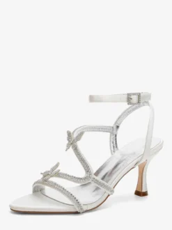 Sandales blanches à talons hauts ornées de strass et de papillons bout ouvert pour mariage.